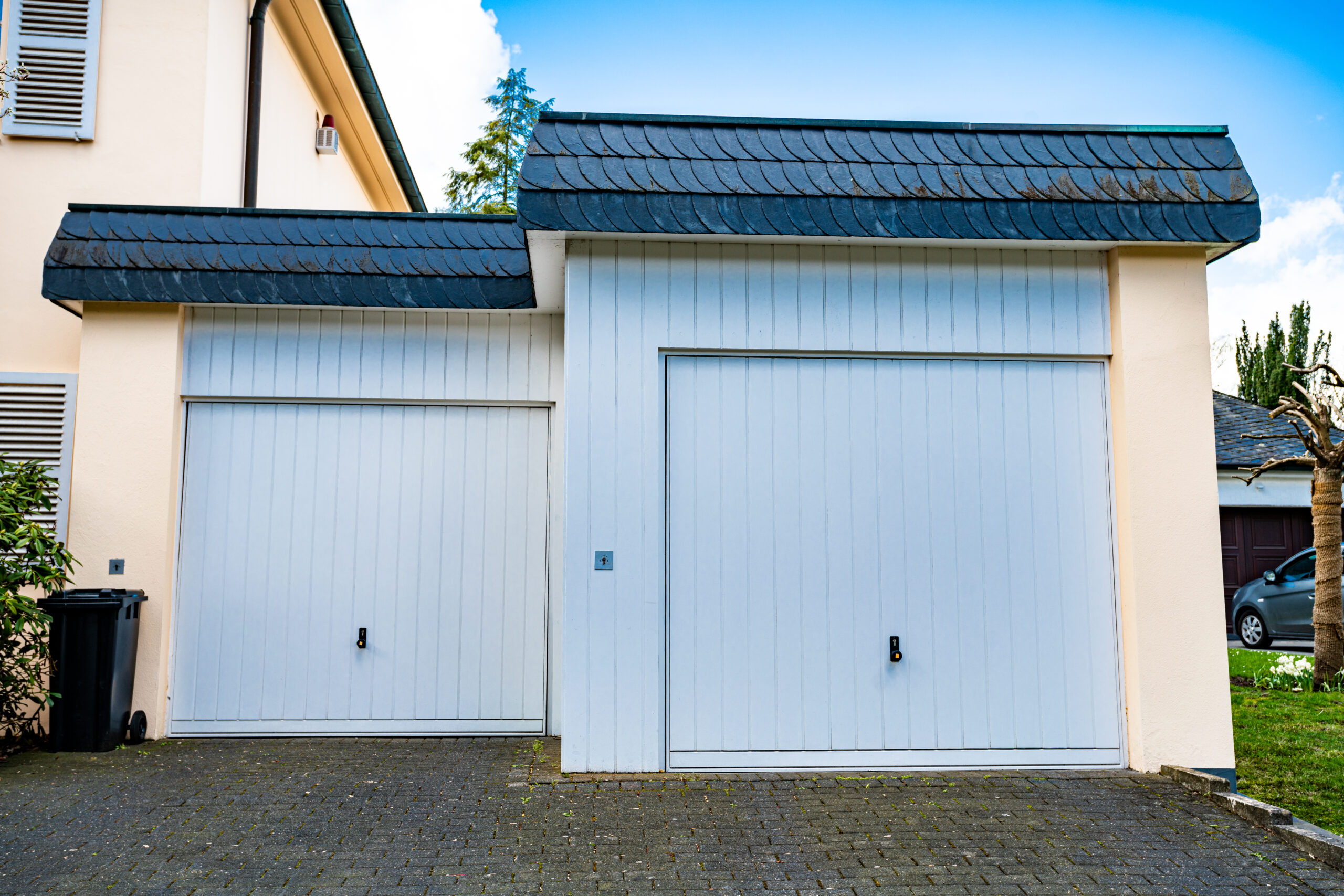 Read more about the article 4 Temporary Fixes For Broken Garage Door Openers