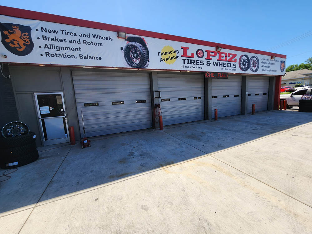 Image of Modern White Commercial Sectional Garage Doors by Rose Quality Garage Doors Serving Murfreesboro, Nashville, Knoxville, Clarksville, and Franklin, TN locations.